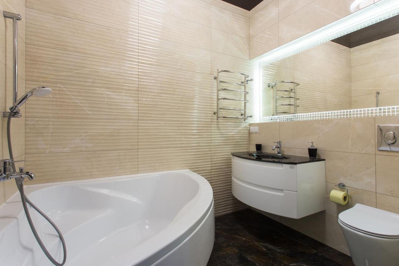 New Luxury Apartment In The Center On Konstitution Square Kharkiv Extérieur photo